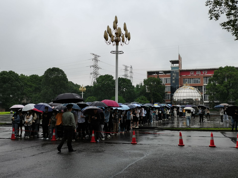 1622599427317036533.jpg 考生有序入场1.jpg